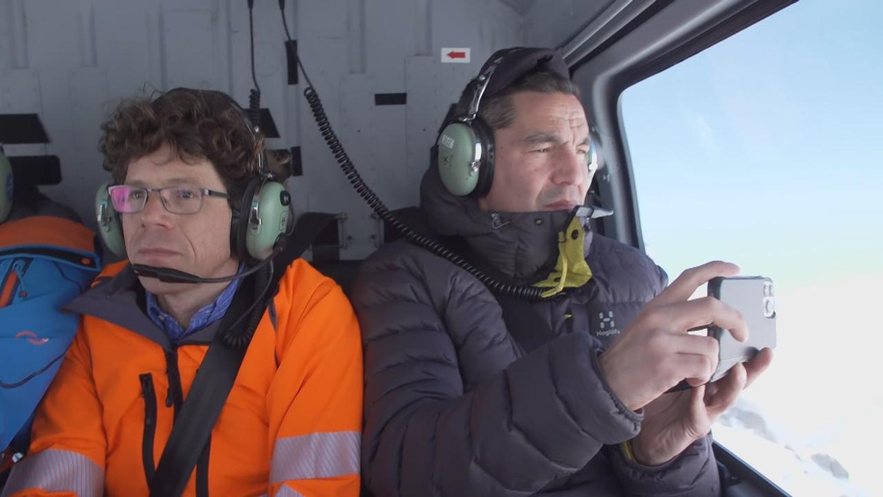 Le ministre Aqqaluaq Egede (à droite) mène la délégation groenlandaise dans l'Oberland bernois. [RTS]