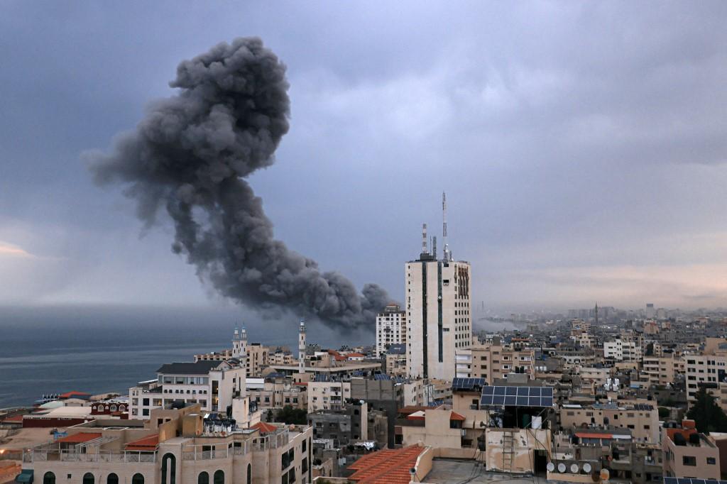 De la fumée s'échappe de la ville de Gaza après les frappes aériennes israéliennes de la nuit de dimanche à lundi. [afp - Mahmud Hams]