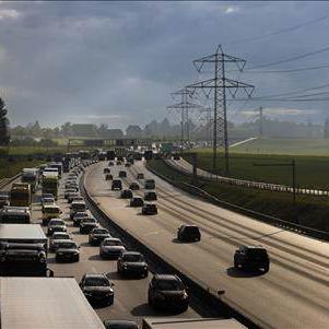 La vitesse devrait être limitée à 60km/h sur l'autoroute, selon un professeur de l'EPFL. [Keystone]