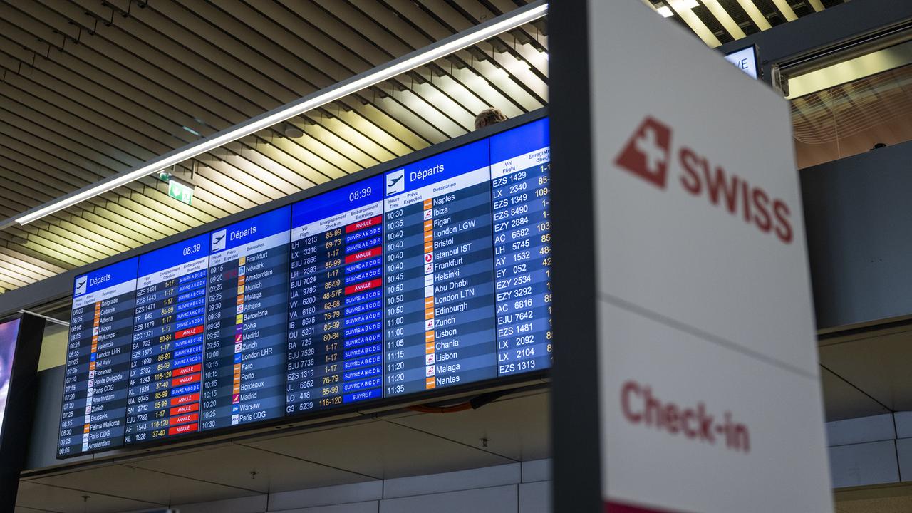 Un panneau d'affichage indique les vols annulés à Genève. [Keystone - Martial Trezzini]