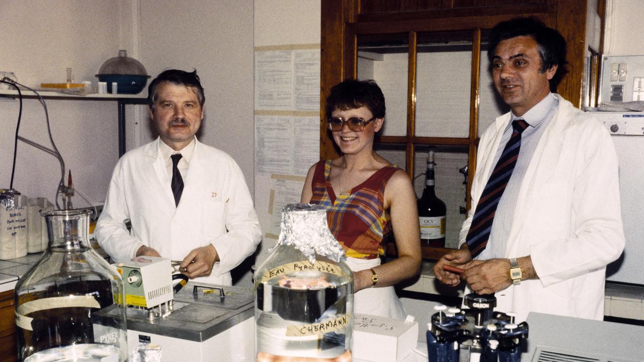 Les professeur.e.s (de g. à d.) Luc Montagnier, Françoise Barré-Sinoussi et Jean-Claude Chermann, qui ont participé à la découverte du VIH, responsable de la maladie du Sida, en avril 1984 à l'Institut Pasteur à Paris. [AFP - Michel Clement]