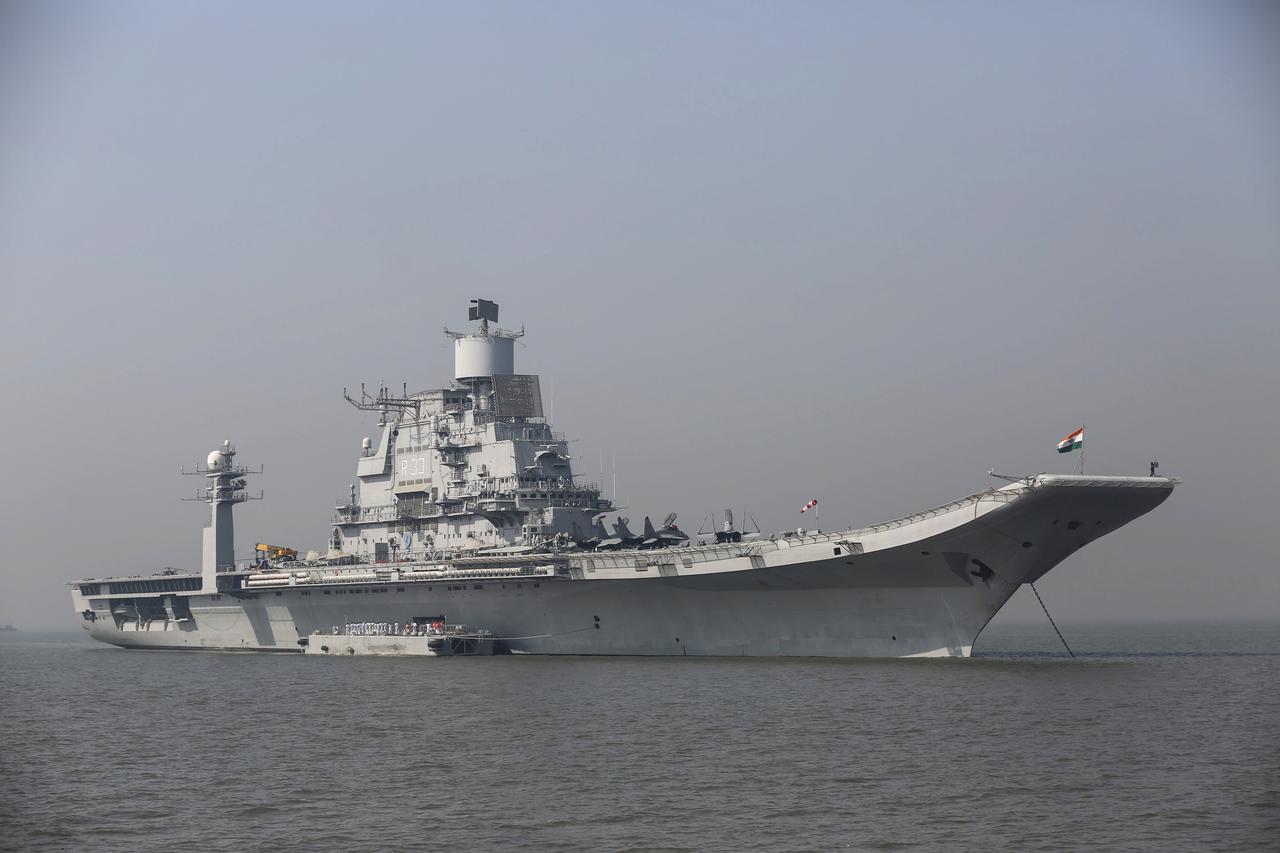 L'INS Vikramaditya est un porte-avions de classe Kiev modifié et le vaisseau amiral de la marine indienne.nConstruit à l'origine sous le nom de Bakou et mis en service en 1987, le porte-avions a servi dans la marine soviétique et plus tard dans la marine russe (en tant qu'amiral Gorshkov) avant d'être mis hors service en 1996. Le transporteur a été investi par l'Inde le 20 janvier 2004 et mis en service en 2013. [reuters - Shailesh Andrade]