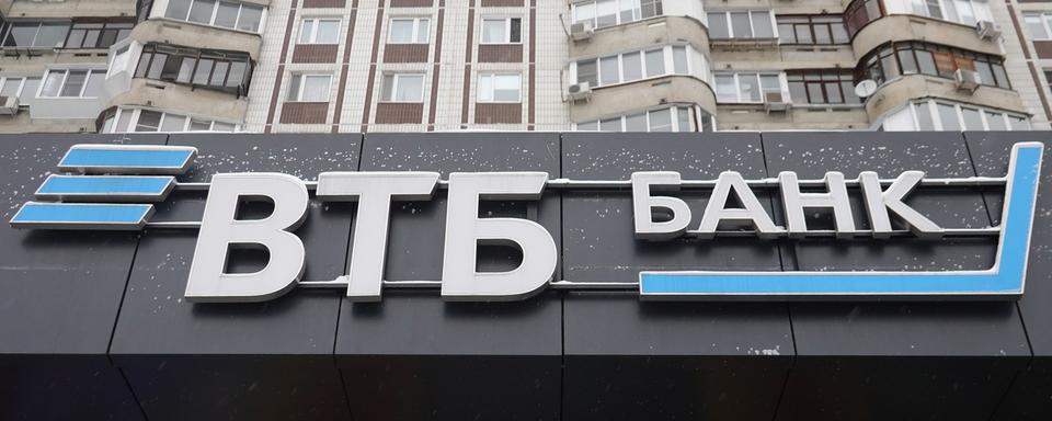 VTB, la deuxième banque russe essuie une lourde perte suite aux sanctions occidentales. [Keystone - Maxim Shipenkov - EPA]