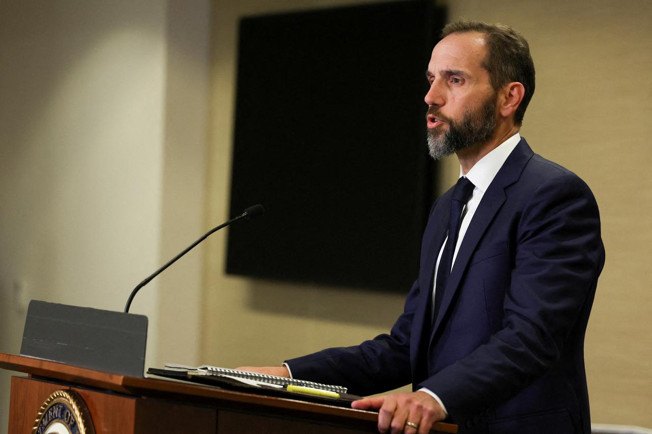 Le procureur Jack Smith s'est présenté devant la presse après qu'un grand jury a rendu un acte d'accusation contre l'ancien président américain Donald Trump, le 1er août 2023. [REUTERS - Kevin Wurm]