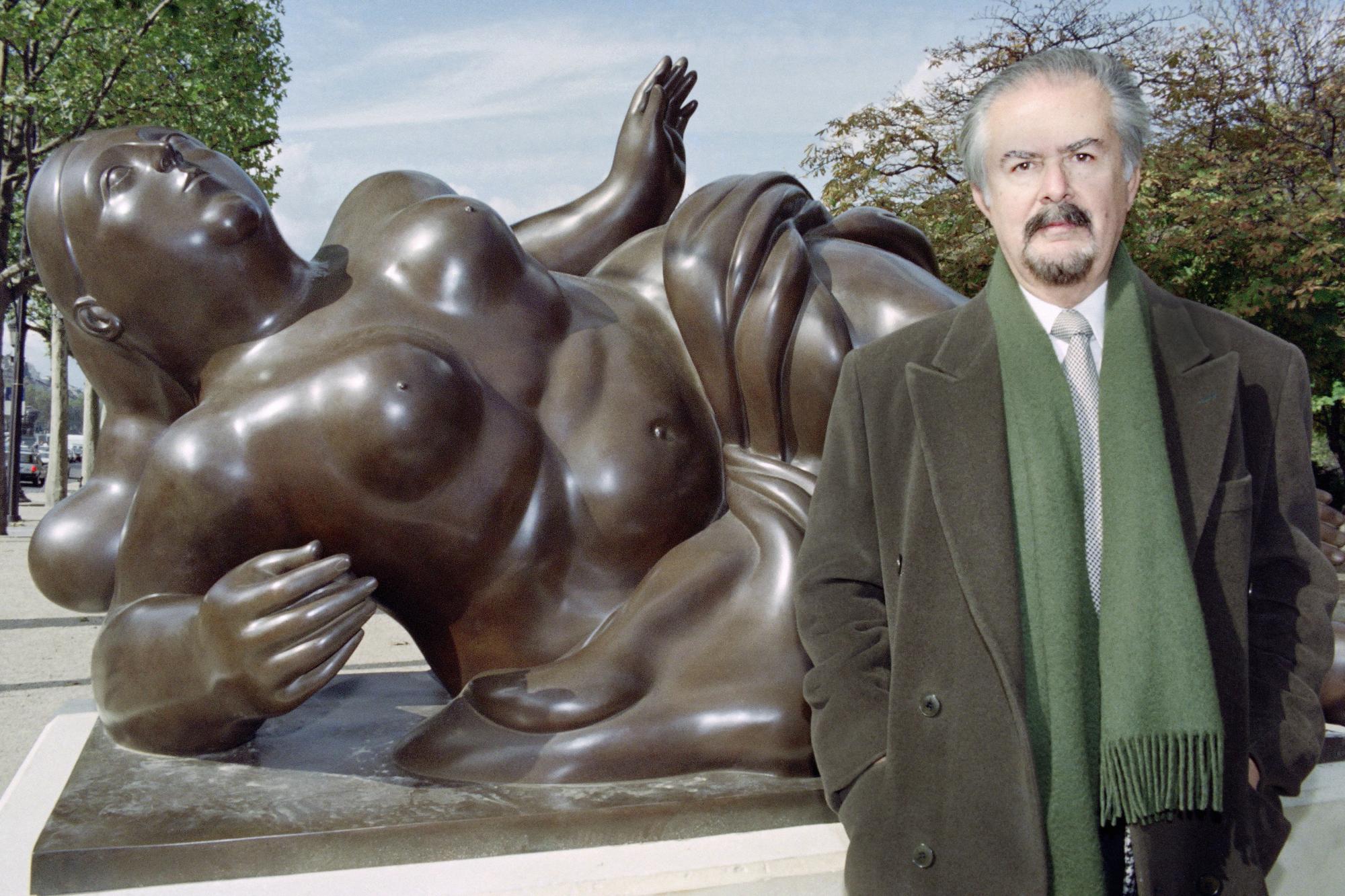 Fernando Botero en octobre 1992 devant une de ses sculptures sur les Champs-Elysées, à Paris. [AFP - Bertrand GUAY]