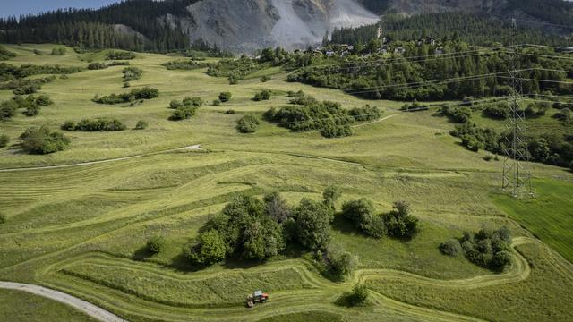 Des agriculteurs auront accès aux prairies situées au sud du village de Brienz (GR), menacé par des éboulements. [keystone - Gian Ehrenzeller]