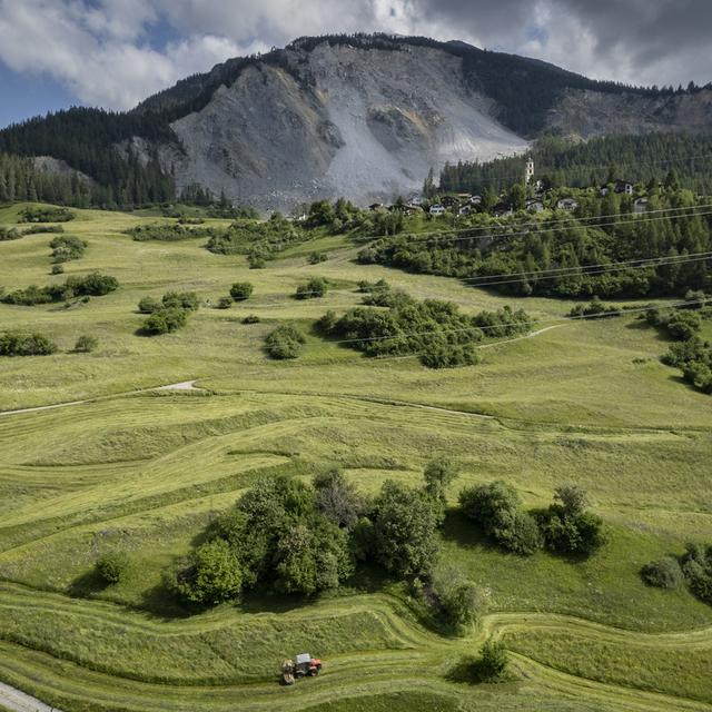 Des agriculteurs auront accès aux prairies situées au sud du village de Brienz (GR), menacé par des éboulements. [keystone - Gian Ehrenzeller]