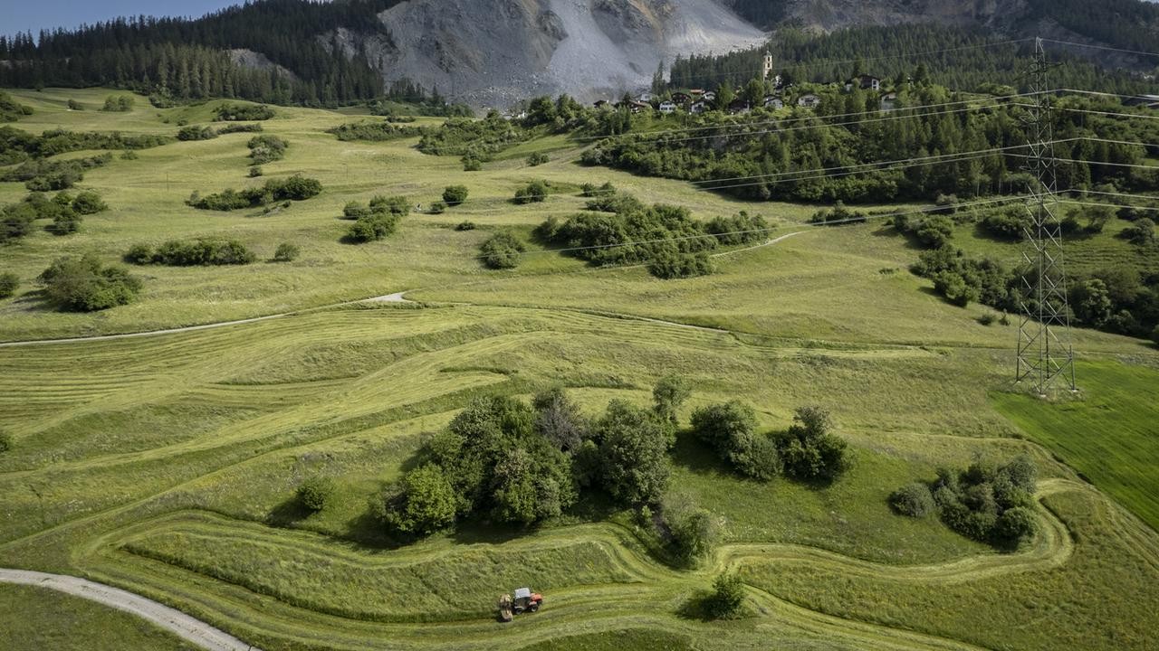 Des agriculteurs auront accès aux prairies situées au sud du village de Brienz (GR), menacé par des éboulements. [keystone - Gian Ehrenzeller]