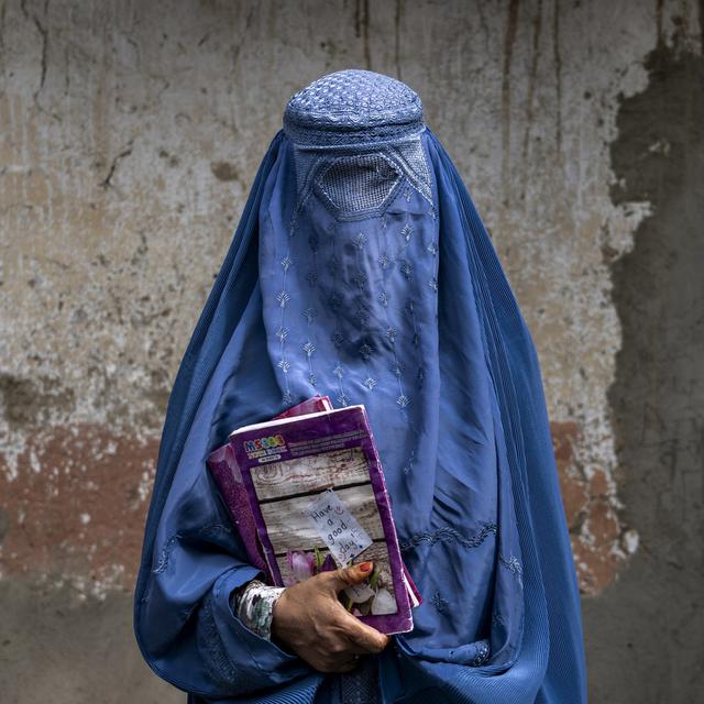 En Afghanistan, le traitement infligé par les talibans aux femmes et aux filles constitue un crime contre l'humanité, selon un rapport publié vendredi par Amnesty International et la Commission internationale de juristes. [Keystone - Ebrahim Noroozi]