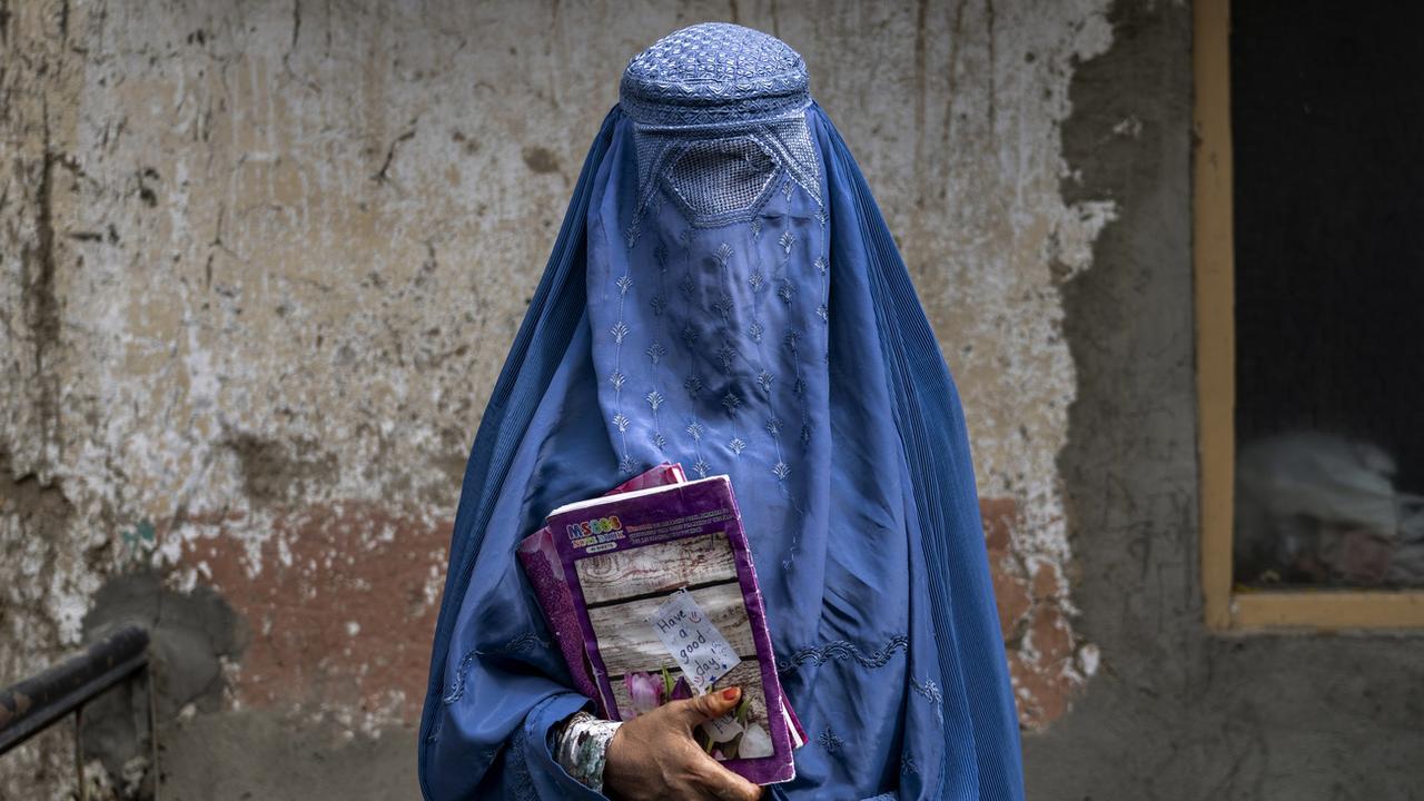 En Afghanistan, le traitement infligé par les talibans aux femmes et aux filles constitue un crime contre l'humanité, selon un rapport publié vendredi par Amnesty International et la Commission internationale de juristes. [Keystone - Ebrahim Noroozi]