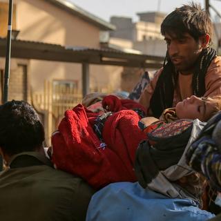 Des personnes s'entraident afin de secourir les victimes du séisme meurtrier qui a dévasté l'Afghanistan. [Keystone/EPA - Samiullah Popal]