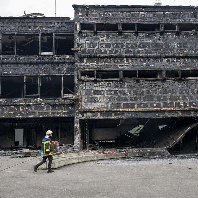 Incendie d'une école à Vernier. [Keystone - Martial Trezzini]