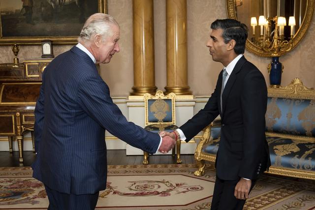 Le roi Charles et le Premier ministre britannique Rishi Sunak lors d'une audience à Buckingham, le 25 octobre 2022. [AP/Keystone - Aaron Chown]