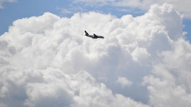 D'épais nuages s'accumulent devant un Airbus A380 de Lufthansa en approche de l'aéroport de Francfort, le 7 juin 2017, à Francfort-sur-le-Main. [KEYSTONE - Arne Dedert]