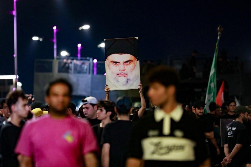 Plusieurs centaines de manifestants se sont rassemblés sur la place Tahrir au centre de Bagdad, brandissant des portraits de Moqtada Sadr. [afp - Murtaja LATEEF]