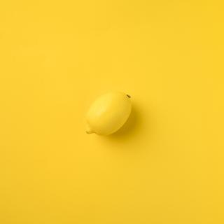 Petit, léger, jaune et acide, le citron est prétendument capable de nous guérir du rhume, de lʹasthme et même du cancer. [Depositphotos - AntonMatyukha]
