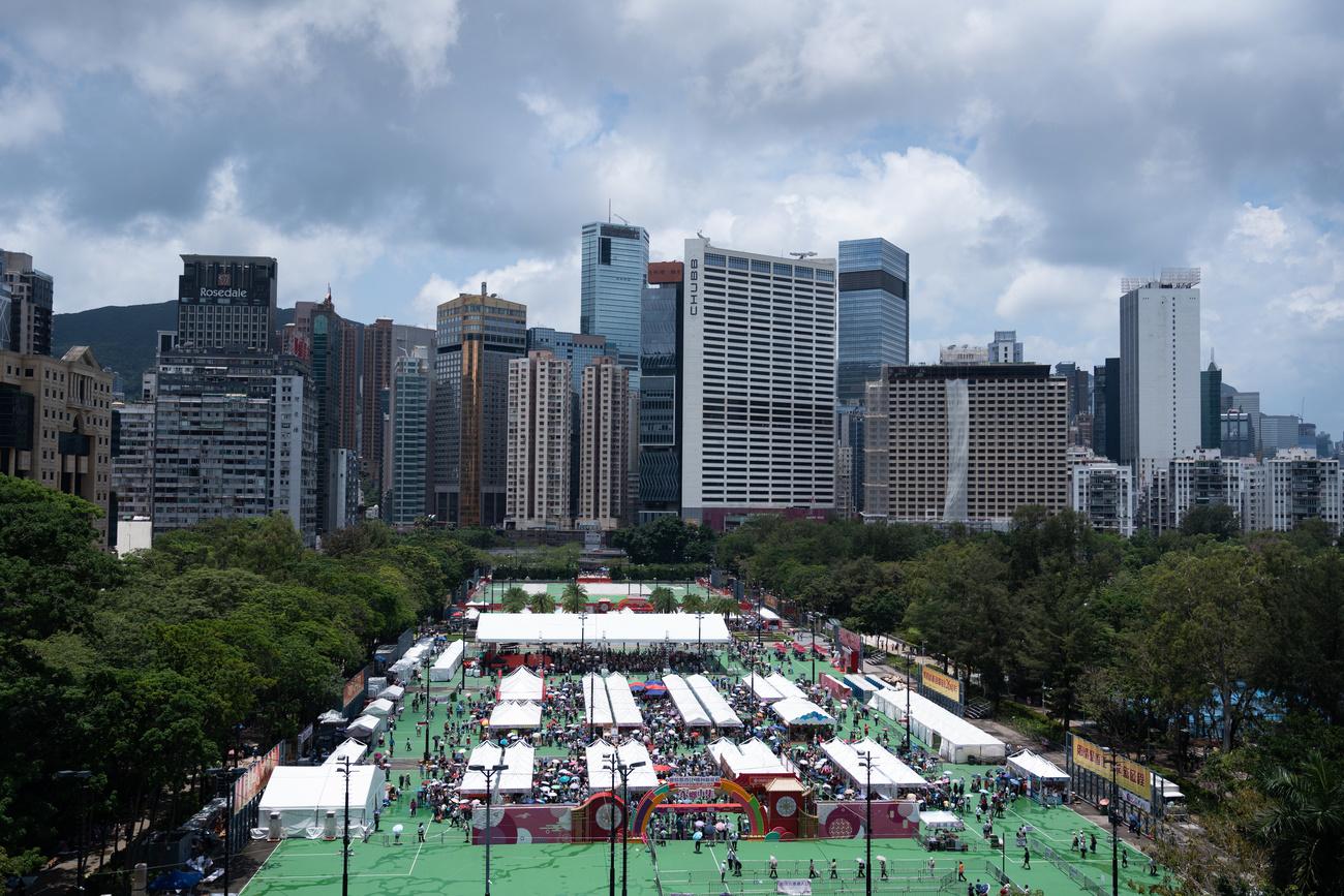 Cette année, des groupes pro-Pékin ont organisé une foire commerciale dans le parc Victoria pour célébrer le 26e anniversaire de la rétrocession de Hong Kong à la Chine. [Keystone - Bertha Wang - EPA]