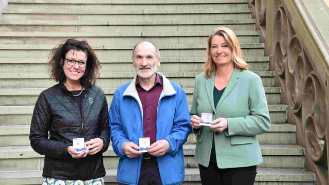 De gauche à droite, Katharina Baumann (UDF), Ernst Tanner (UDF) et Sandra Hess (PLR), les députés bernois qui ont reçu des vrenelis d'or. [Union du Commerce et de l'Industrie (UCI) - RTS]