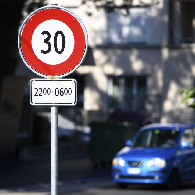 La vitesse va être abaissée à 30 km/h sur la grande majorité des axes en ville de Fribourg. [Keystone - Laurent Gillieron]