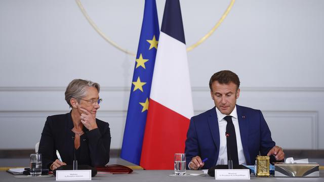 Emmanuel Macron présidera vendredi le premier Conseil des ministres de la nouvelle équipe d'Elisabeth Borne. [AP/Keystone - Yoan Valat]