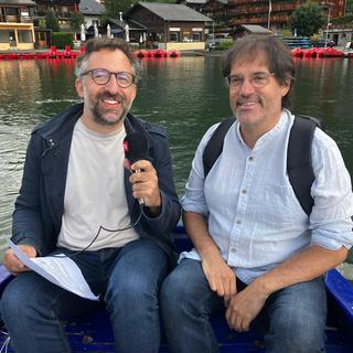 Bastien Confino accompagné de Blaise Mulhauser, directeur du jardin botanique de Neuchâtel dans l'émission On se jette à l'eau du 12.07.2023. [RTS - Anouk Wehrli]