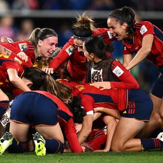 Dimanche 20 août: la joie des joueuses espagnoles au moment de célébrer leur victoire dans la Coupe du monde féminine de football. [Keystone - EPA/Dan Himbrechts]