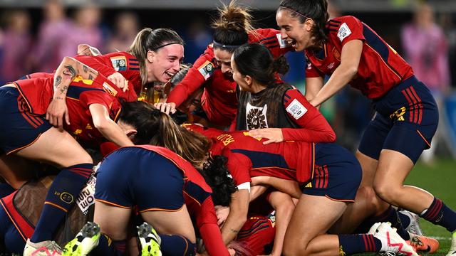 Dimanche 20 août: la joie des joueuses espagnoles au moment de célébrer leur victoire dans la Coupe du monde féminine de football. [Keystone - EPA/Dan Himbrechts]