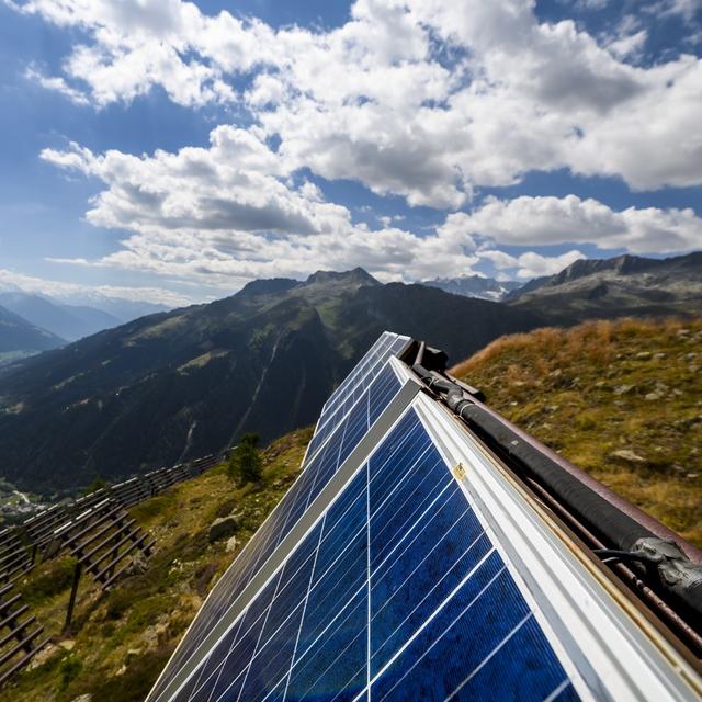 Une vue sur les panneaux solaires installes sur des paravalanches dans les alpes valaisannes le mercredi 3 aout 2022 a Bellwald. Les panneaux photovoltaiques produisent de l'energie renouvelable en participant au mixte energetique de la Suisse. (KEYSTONE/Jean-Christophe Bott) [Keystone - Jean-Christophe Bott]