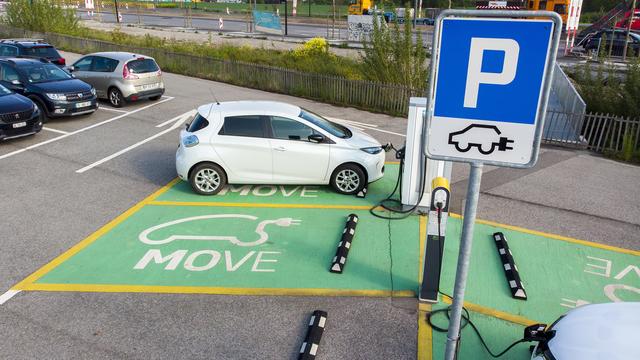 Des voitures electriques sont en recharges sur des bornes electrique de recharge rapide sur le parking P+R Bernex situe entre la route de Bernex et la route de chancy vers le quartier de Bernex-en-Combes, ce lundi 3 mai 2021 a Bernex. [Keystone - Salvatore Di Nolfi]