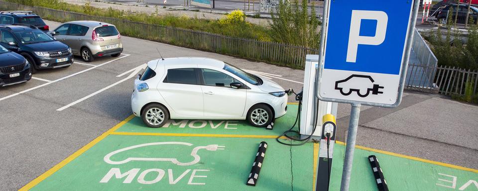 Des voitures electriques sont en recharges sur des bornes electrique de recharge rapide sur le parking P+R Bernex situe entre la route de Bernex et la route de chancy vers le quartier de Bernex-en-Combes, ce lundi 3 mai 2021 a Bernex. [Keystone - Salvatore Di Nolfi]