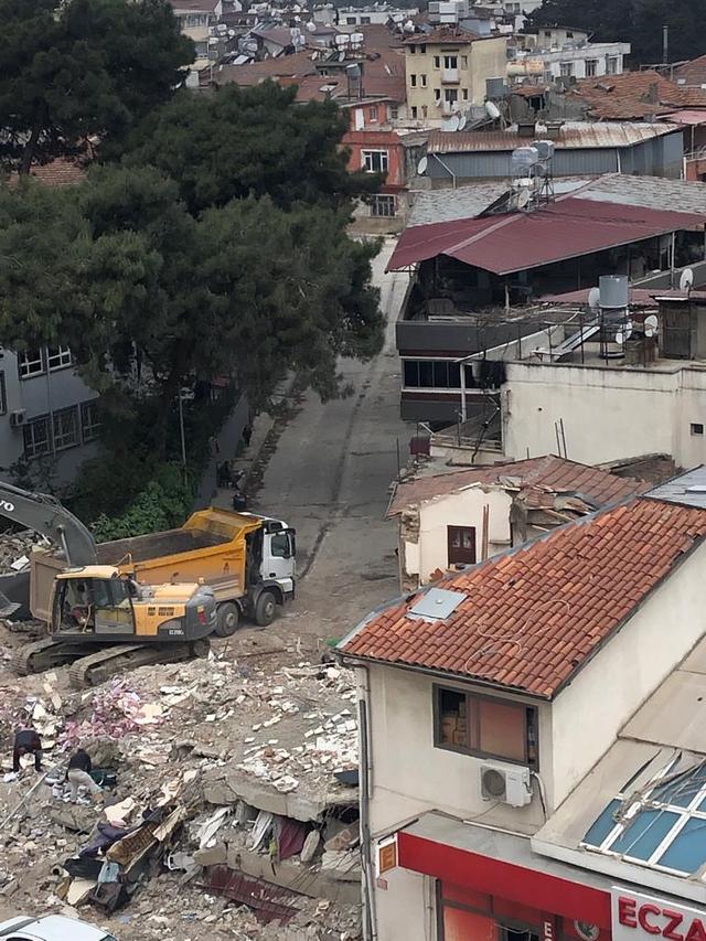 Engin et camion à l'oeuvre en ville d'Hatay. [RTS - Nicolas Vultier]