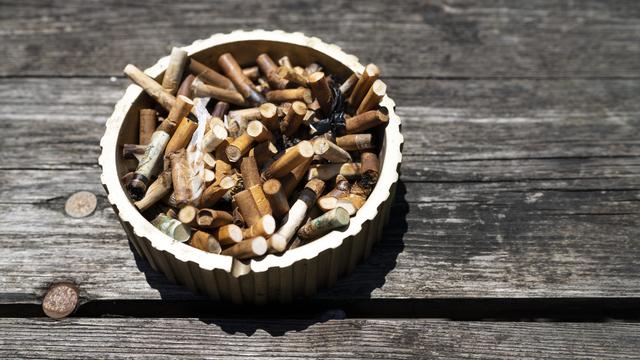 Des mégots de cigarette dans un cendrier. [Keystone - Gaetan Bally]