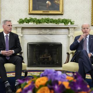 Le président américain Joe Biden rencontre Kevin McCarthy, président de la Chambre des représentants, pour discuter du plafonnement de la dette, le 22 mai 2023. [AP Photo/ Keystone - Alex Brandon]