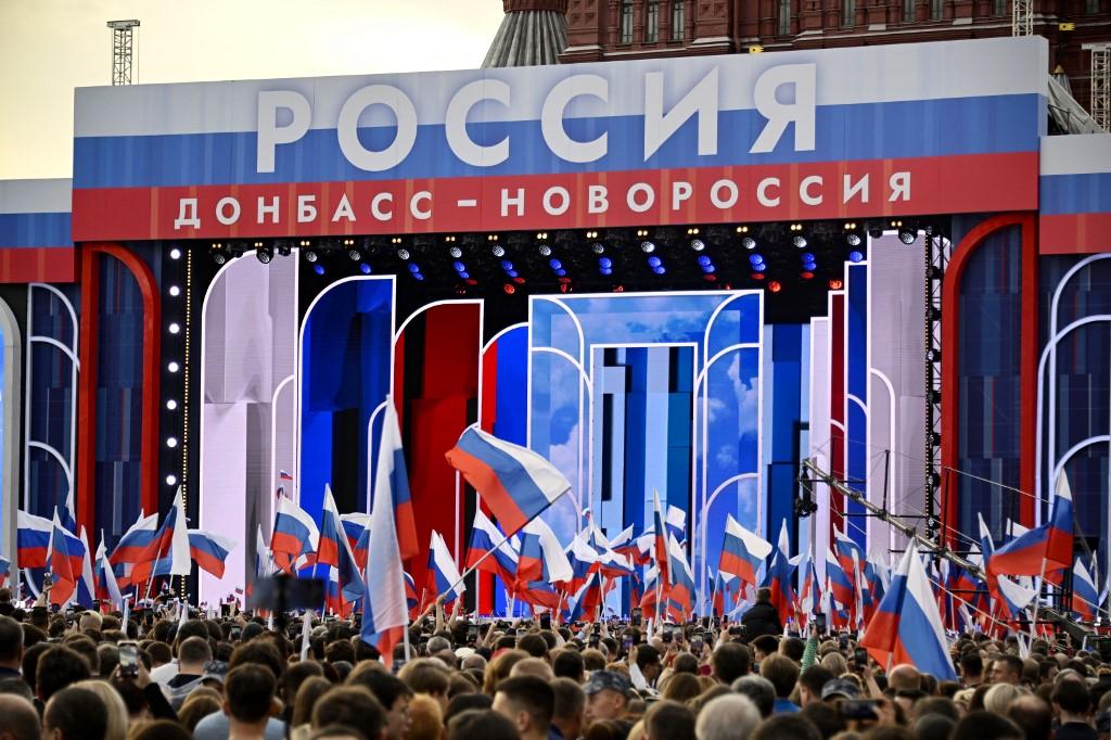 Des drapeaux russes sont agités sur la place Rouge lors d'un rassemblement marquant le premier anniversaire de l'annexion par la Russie de quatre régions occupées d'Ukraine, à Moscou, le 29 septembre 2023. [AFP - ALEXANDER NEMENOV]