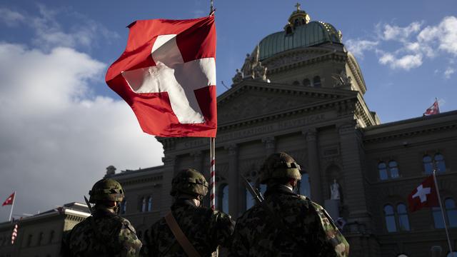 Des soldats de l'armée suisse devant le Palais fédéral, en novembre 2023. [Keystone - Anthony Anex]