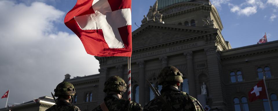 Des soldats de l'armée suisse devant le Palais fédéral, en novembre 2023. [Keystone - Anthony Anex]