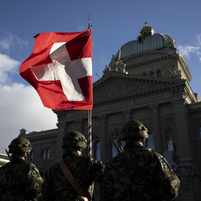 Des soldats de l'armée suisse devant le Palais fédéral, en novembre 2023. [Keystone - Anthony Anex]