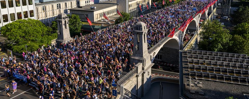 Mercredi 14 juin: à Lausanne, ici sur le pont Chauderon, entre 25'000 personnes, selon la police, et 40'000, selon les organisatrices ont participé à la grève féministe qui a rassemblée 300'000 personnes dans tout le pays. [Keystone - Jean-Christophe Bott]