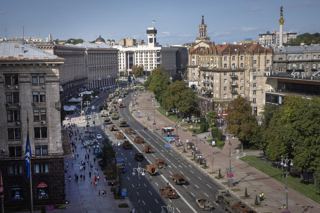 Des carcasses de blindés ont été exposées sur l'avenue centrale de Kiev pour la fête de l'Indépendance. [Keystone - Efrem Lukatsky - AP Photo]