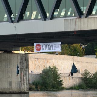 Des activistes pour le climat ont perturbé le trafic le matin du 11.08 à Bâle. [KEYSTONE - Laurent Merlet]