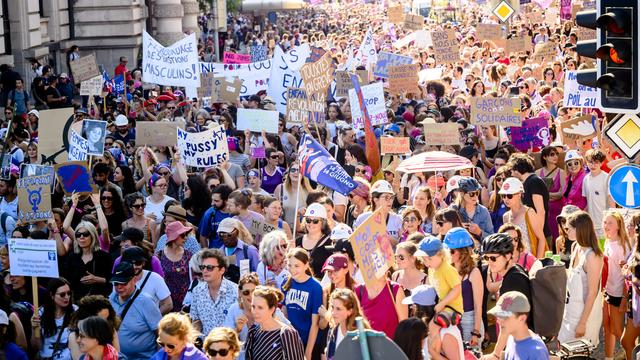 L'imposant cortège de la grève des femmes dans les rues de Lausanne, le 14 juin 2023. [Keystone - Jean-Christophe Bott]