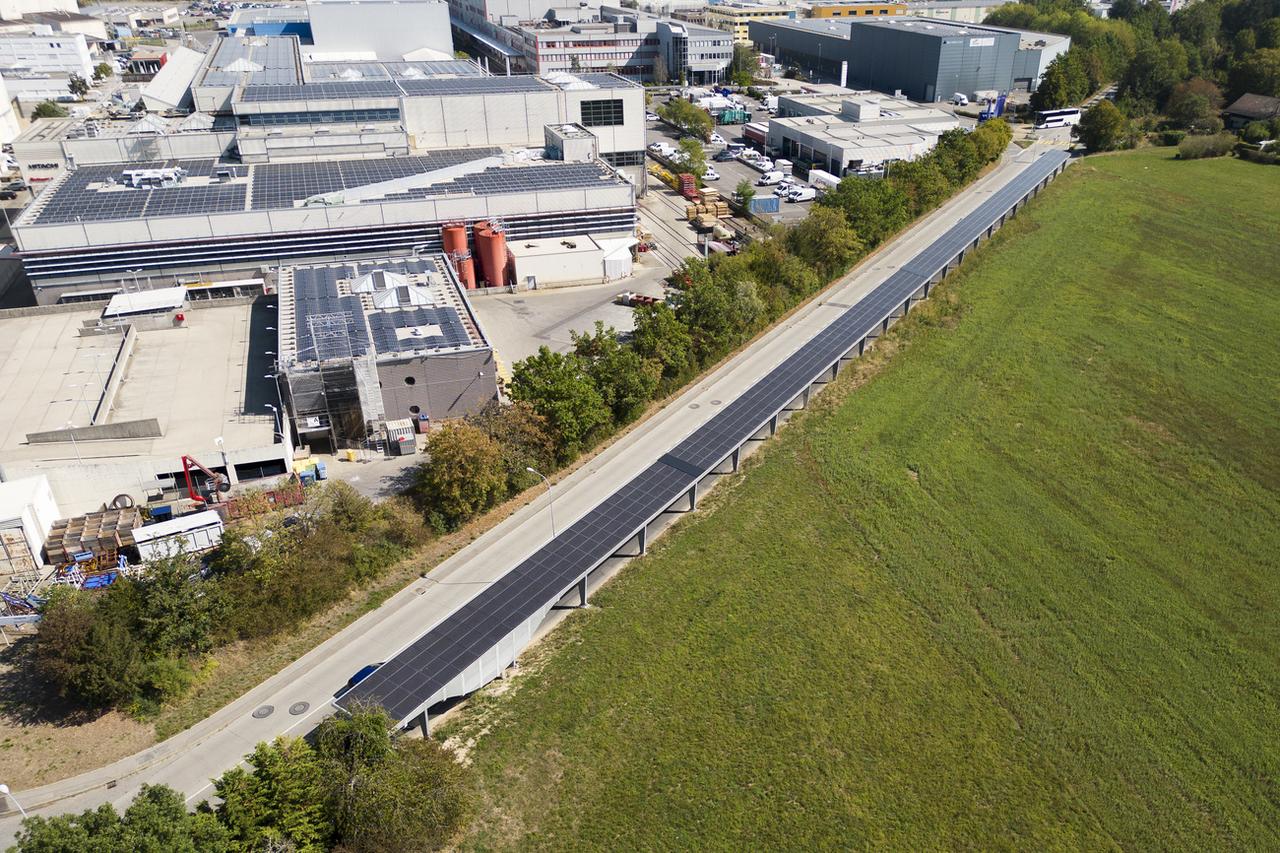 Implantée au bord de la route de Satigny, la piste cyclable "Solar Horizon" borde le sud de la zone industrielle de Meyrin-Satigny (Zimeysa). [Keystone - Salvatore Di Nolfi]