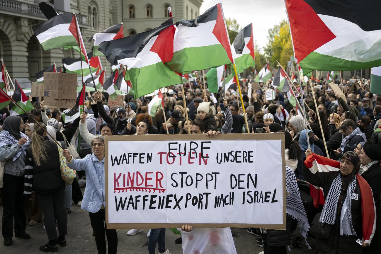 Une banderole à Berne mettant en question la vente d'armement à l'Etat hébreux. [Keystone - Anthony Anex)]