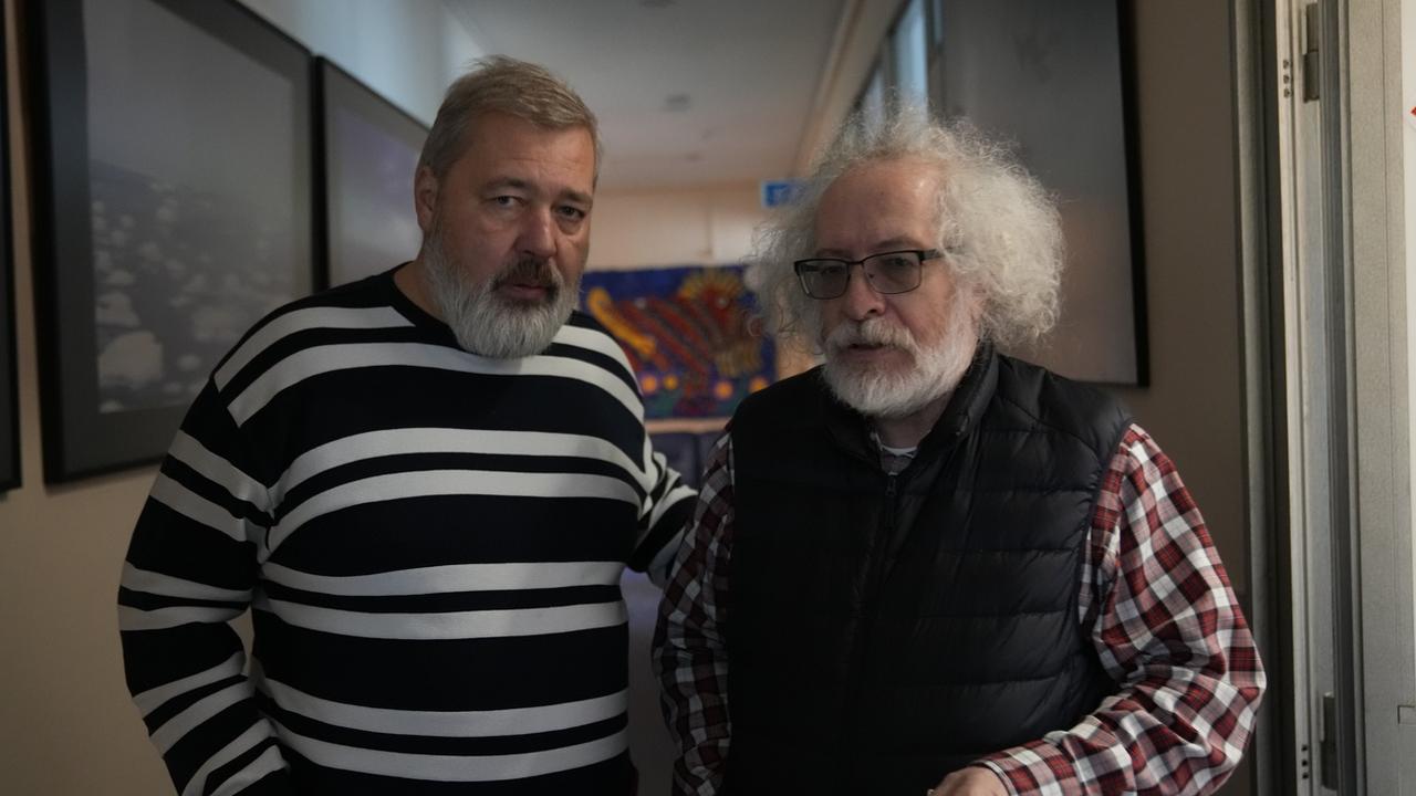Le rédacteur en chef de Novaya Gazeta, Dmitry Muratov (à gauche), et le rédacteur en chef de la station de radio Ekho Moskvy (Echo de Moscou), Alexeï Venediktov (à droite). [AP Photo/ Keystone - Alexander Zemlianichenko]