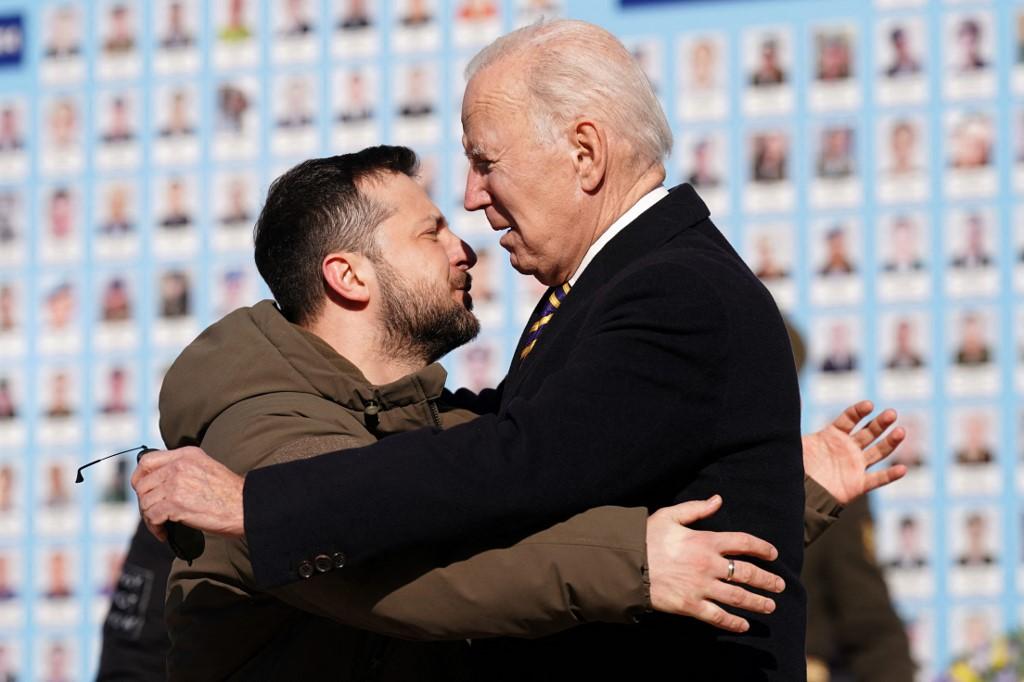 Accolade entre Volodymyr Zelensky et Joe Biden à Kiev. [afp - Dimitar Dilkoff]