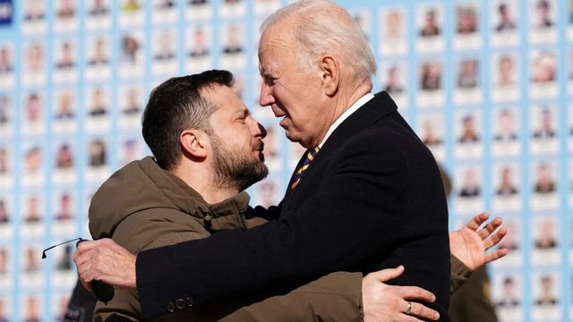 Accolade entre Volodymyr Zelensky et Joe Biden à Kiev. [afp - Dimitar Dilkoff]