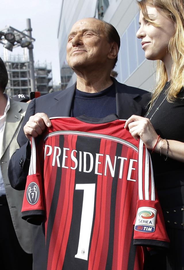 Silvio Berlusconi avec sa fille Barbara durant une visite du nouveau siège de l'AC Milan, dont il était le président, le 6 juin 2014. [Keystone - AP Photo/Luca Bruno]