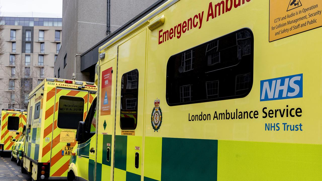 Une vue de plusieurs ambulances du NHS garées le long d'une rue londonienne, le 18 février 2023. [reuters - May James]