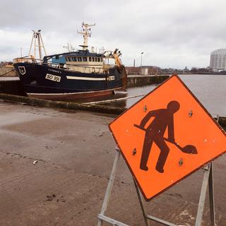 Le bateau « Catherine » prêt à être détruit sur le quai de la rivière Shannon à Limerick. [RTS - Laura Taouchanov]