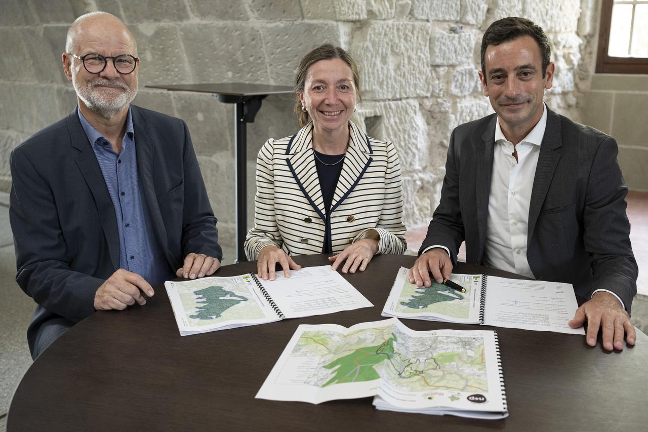 De gauche à droite: Cornelis Neet, directeur général de l'Environnement, Natacha Litzistorf, municipale lausannoise, Vassilis Venizelos, conseiller d'Etat. [ARC-SIEBER - Jean-Bernard Sieber]